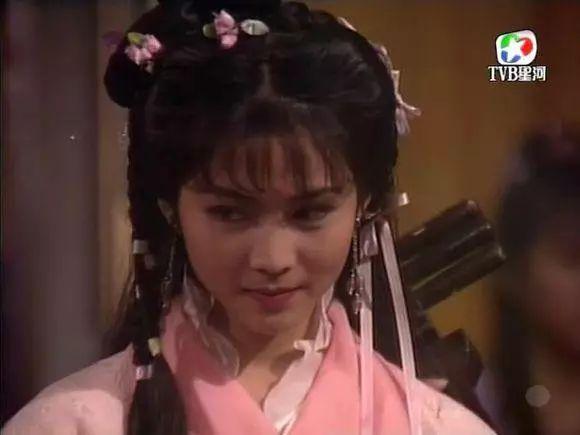 1992年,19岁的蔡少芬签约tvb出演第一部剧《风之刀,当时的她可以说