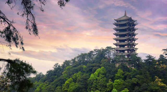 旅游 正文 黛湖位于重庆北碚区缙云山国家 aaaa级森林风景保护区,小巧