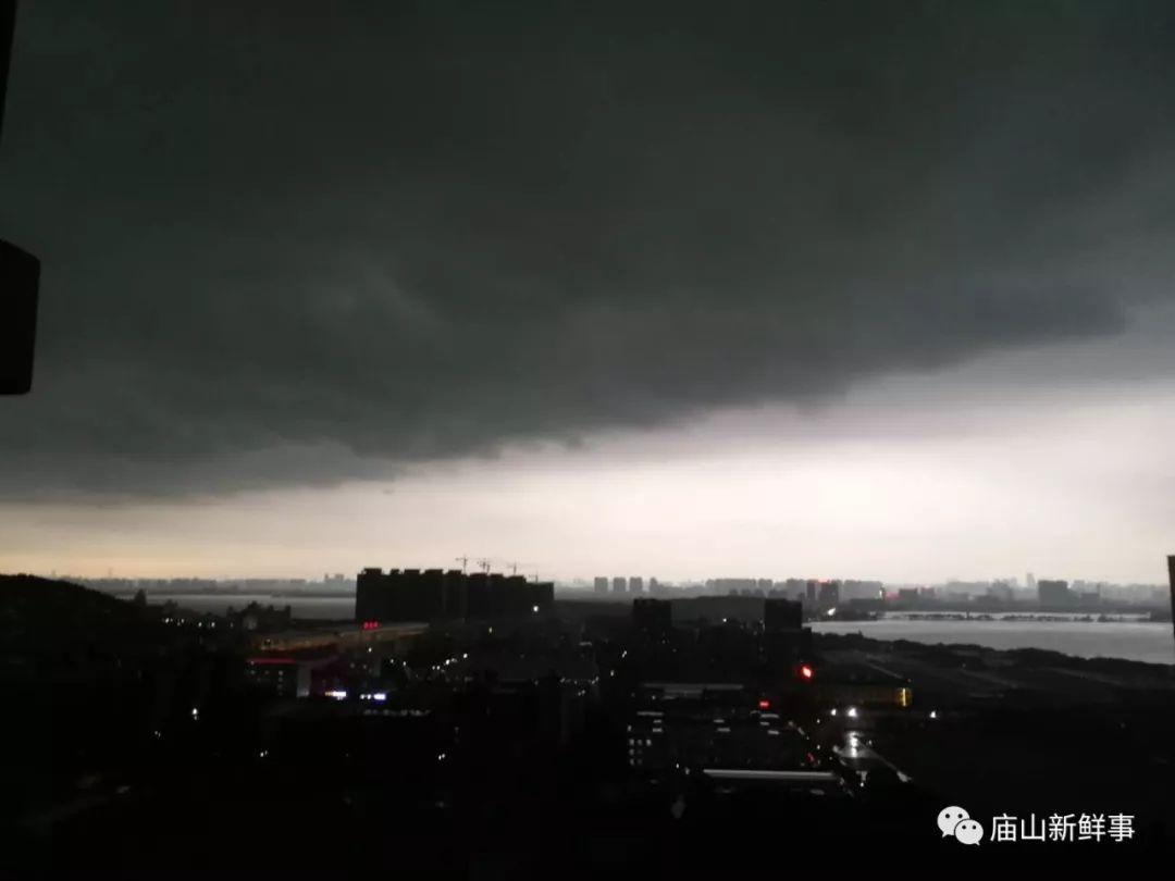 妖风 雷电 暴雨 江夏昨天遭遇暴雨袭城一秒黑天