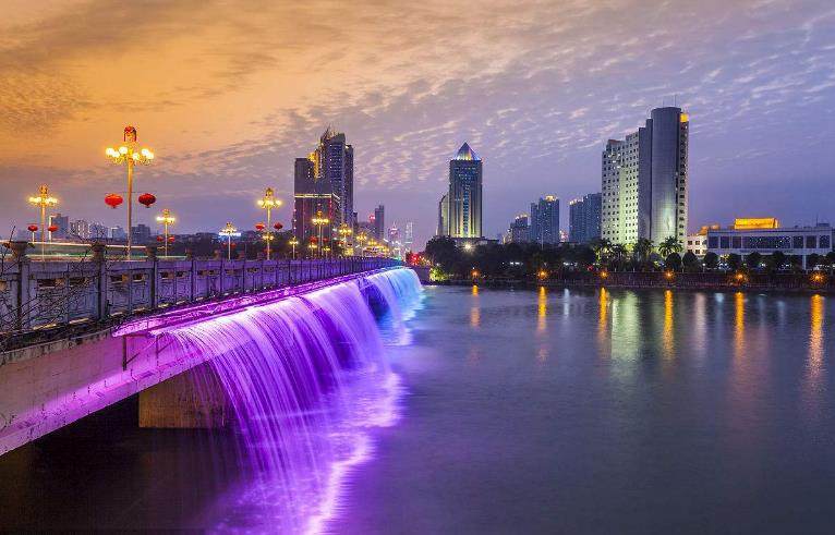 西南地区经济总量_西南地区夜市经济图片(2)