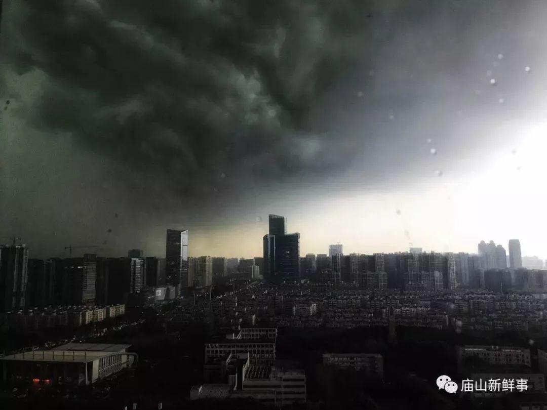 妖风 雷电 暴雨 江夏昨天遭遇暴雨袭城一秒黑天