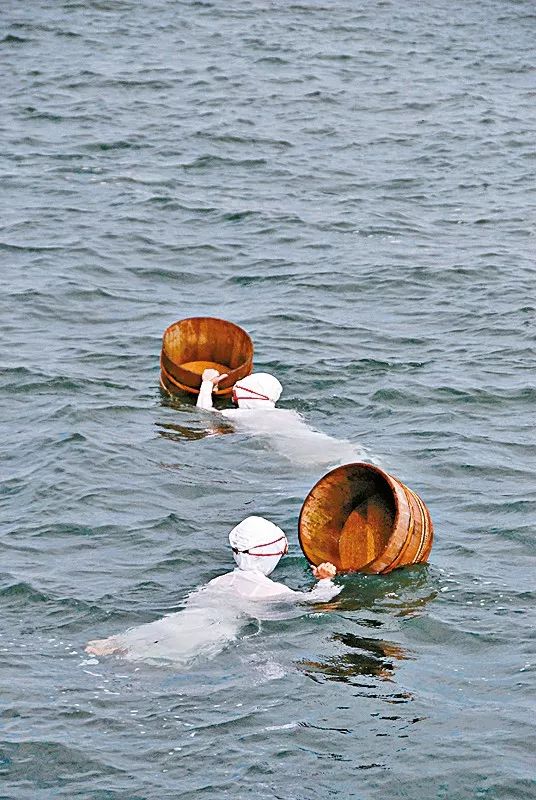 惊艳到窒息在世界最深泳池中闭气跳舞6分钟的法国海女附视频