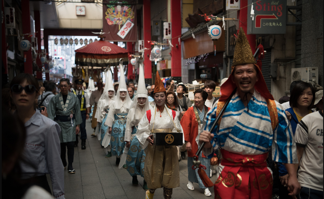 场面壮观 当地时间2018年5月18日,日本东京,民众身穿传统服装进行三社