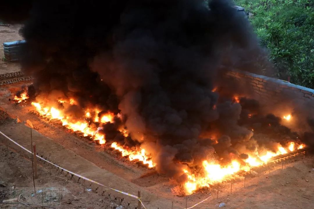 12000余枚地雷和爆炸物在老山地区集中销毁