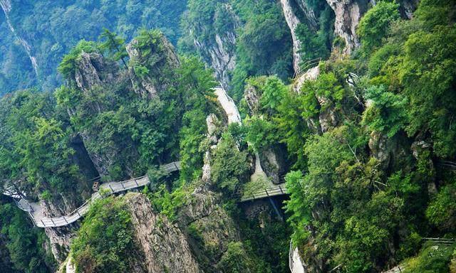 龙峪湾 嵩县园区位于伏牛山北麓的嵩县境内, 次要由白云山景区和木札