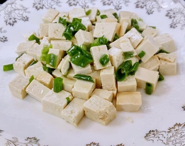 小葱拌豆腐,一清(青)二白,是一道经典凉拌菜.