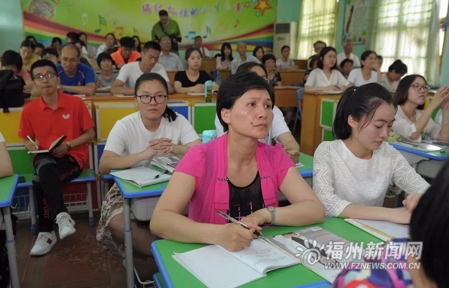 认真倾听福州第三中学党委书记林晓枫带来的一堂学习十九大,加强师德