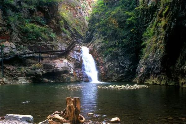 地址:西安市长安区东大镇祥峪沟村 九龙潭是千百年来流水冲击山石