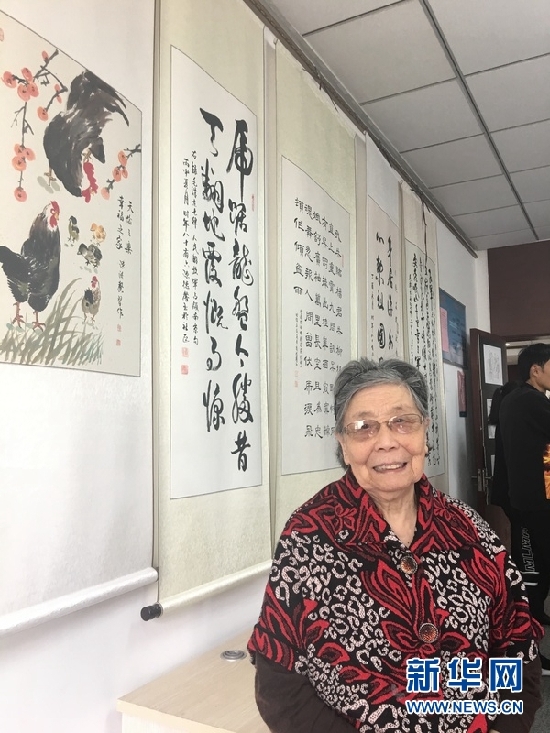 湛山社区"兰亭书画廊"里,80多岁的陈德馨老人展示自己的书画作品.