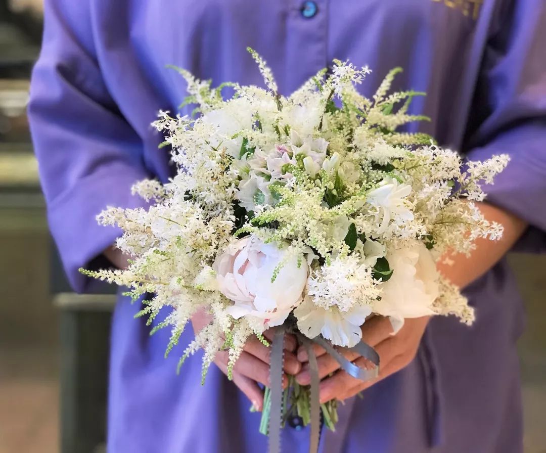 捧花中的落新妇,花语是,我愿清澈地爱着你.