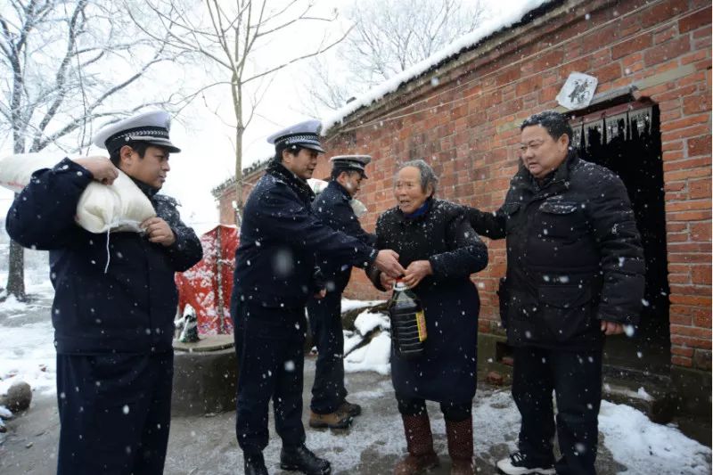 一个警察的双重身份:既是"警察爷爷",又是"警察干儿子"