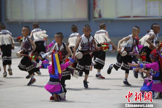 图为学生在跳彝族三弦舞蹈. 杜潇潇 摄