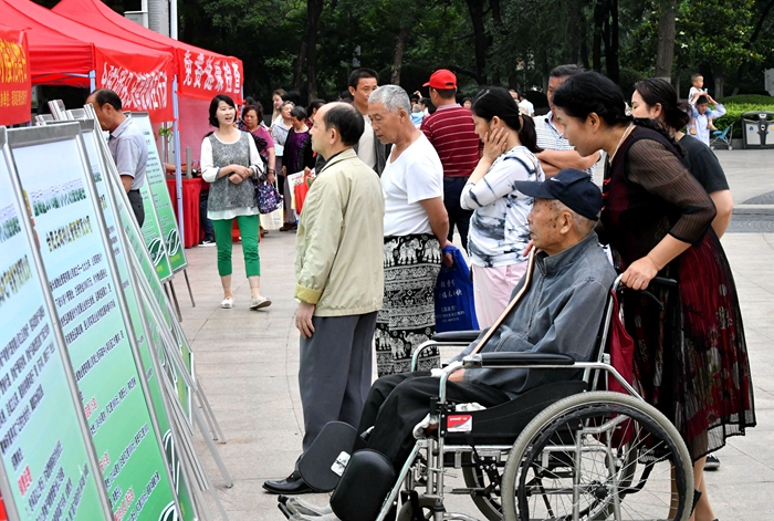 如何帮助贫困残疾人口脱贫_脱贫攻坚图片