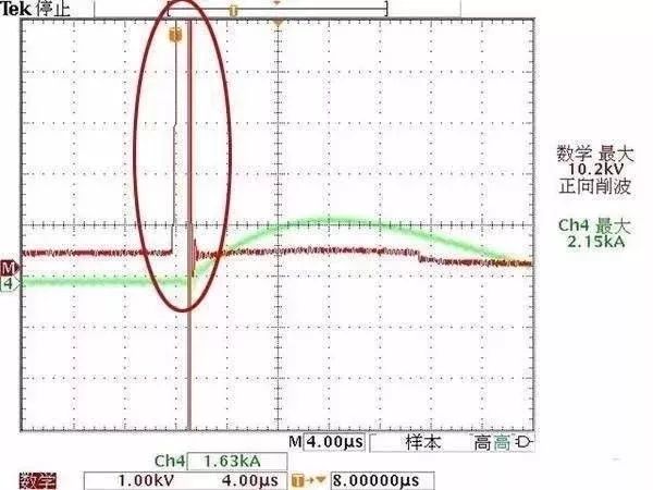 普通插座在电涌冲击一瞬间的波形图