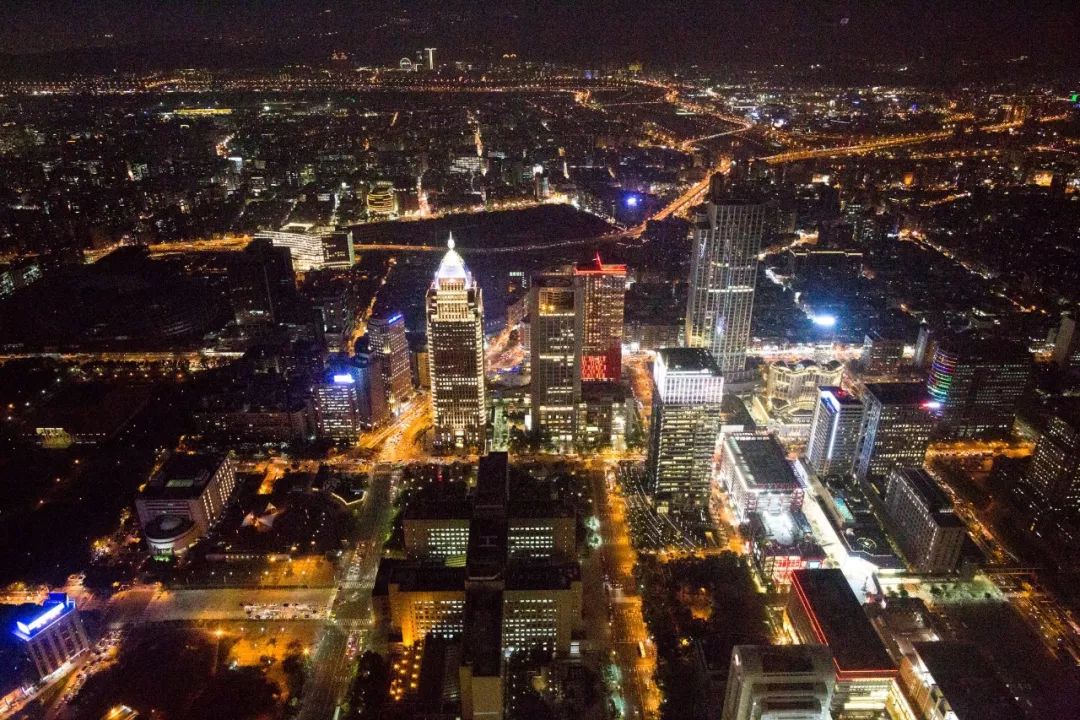 登顶台北最高点101大楼观景台,可一览台北夜景.