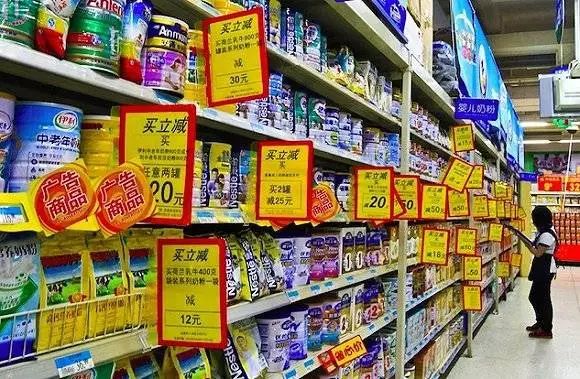 超市货架上林立的奶粉促销牌,2015~2016年间被称为价格战最凶猛时期.