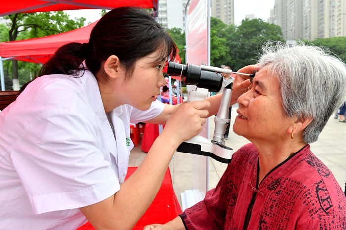 如何帮助贫困残疾人口脱贫_脱贫攻坚图片