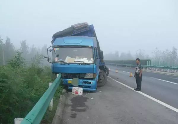 大货车"骑"上并撞裂一尺宽护栏 都是疲劳驾驶惹得祸