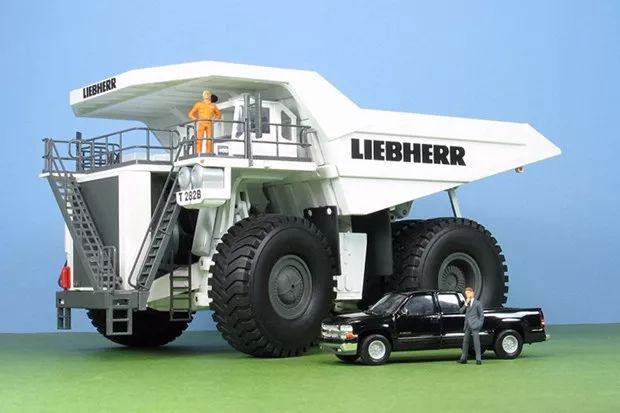 利勃海尔t282b不仅是世界上最大的柴油机动力驱动的双轴四轮卡车,它也