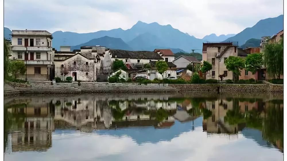 旅游 正文  深澳古镇是个隐匿在青山绿水间的一个古老村落,相比乌镇