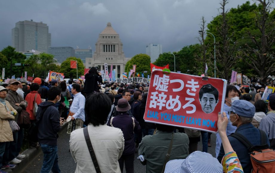 4月14日,数万民众聚集在日本国会外举行示威活动,要求安倍下台.