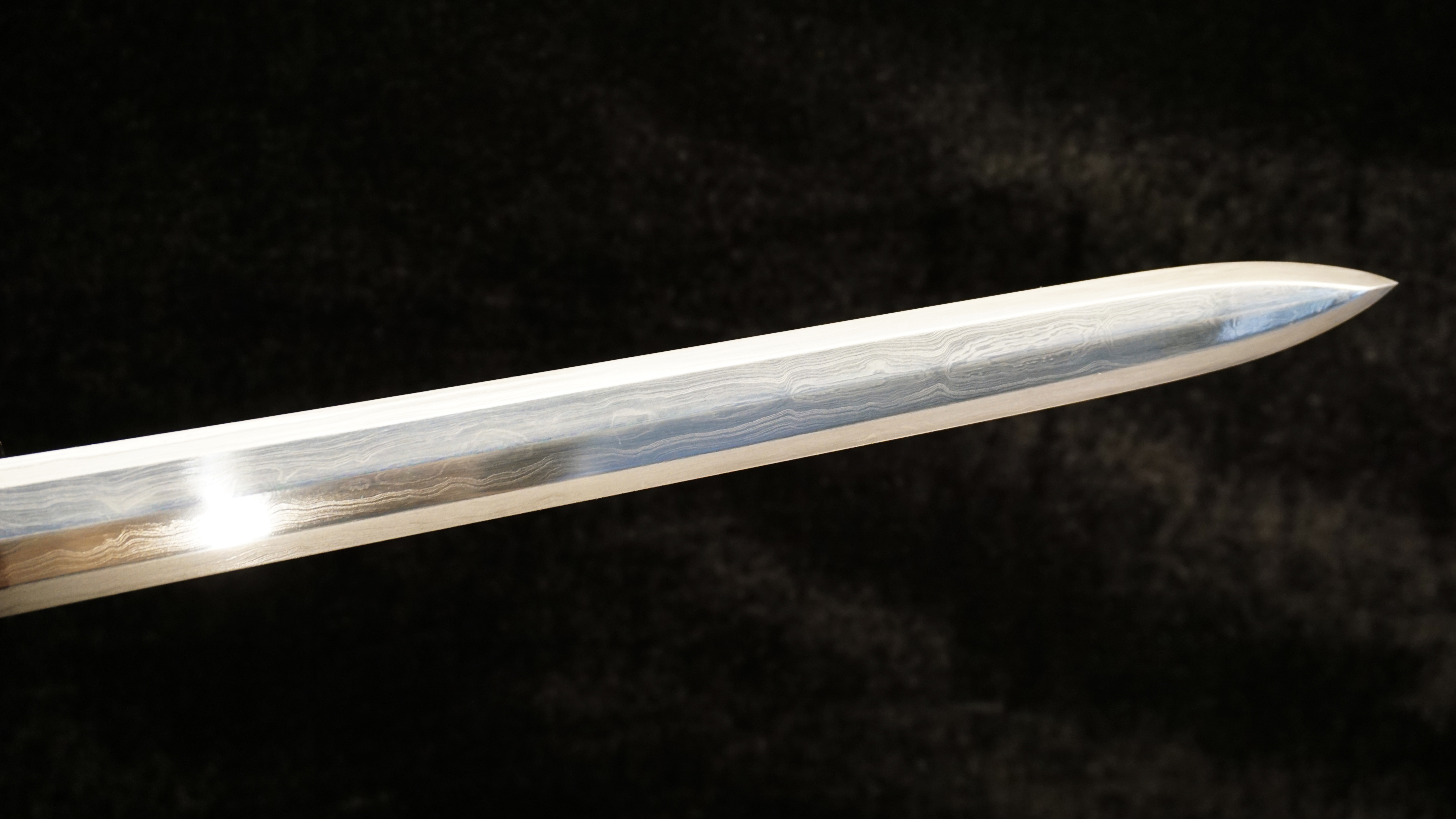 汉剑制式一分一厘突显匠心,平直的剑身是为正气狭长的剑刃是为霸气