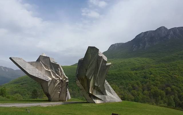 为纪念二战期间的苏捷斯卡之战(battle of the sutjeska)胜利而建