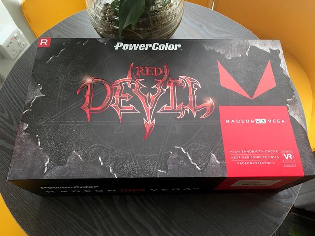 盒子正面,经典的red devil标志,代表迪兰的顶级非公版显卡.