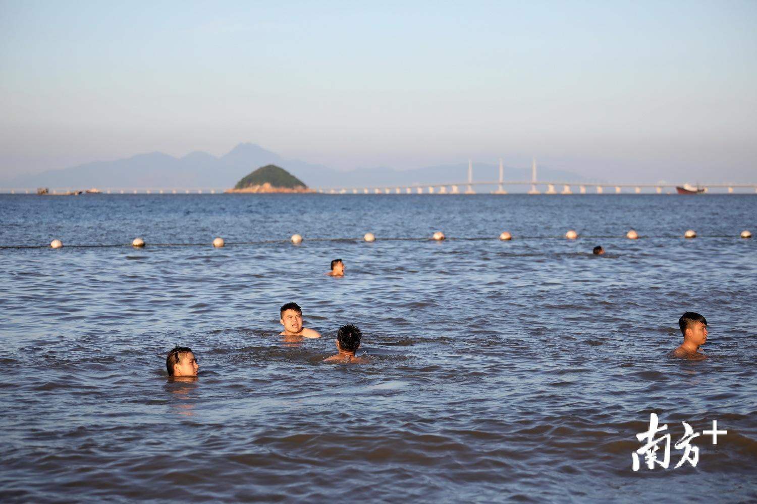 21日,天气酷热难耐,傍晚不少市民来到海滨泳场畅游,以避酷暑.