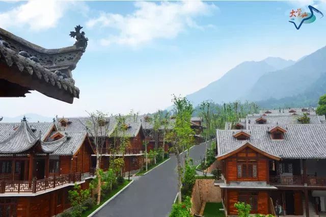 大觉山国际酒店内有56栋vip木屋别墅群,别墅群按照山势走向而建,风格