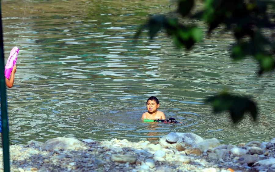 虽说还只是5月,但河沟里随处可见脱得光溜的小孩们在其间戏水游泳.