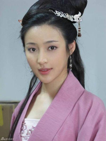 其时,《新水浒传》播出,甘婷婷出演武大之妻,武松大嫂潘金莲.