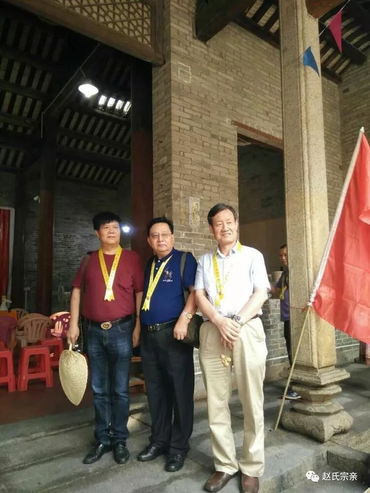 三人合影留念贵阳分会执行会长赵红梅和陕西委员会副主席赵生明宗亲