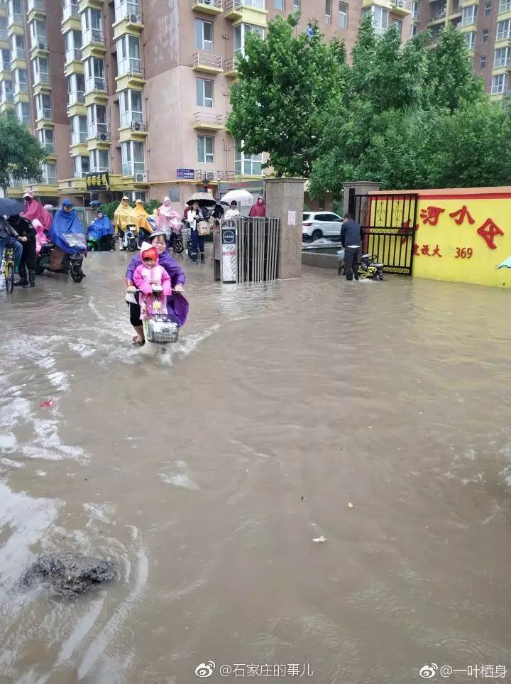 石家庄秒变水城 堵城 科大的南门 来河北科技大河卖船吧 文河小区一