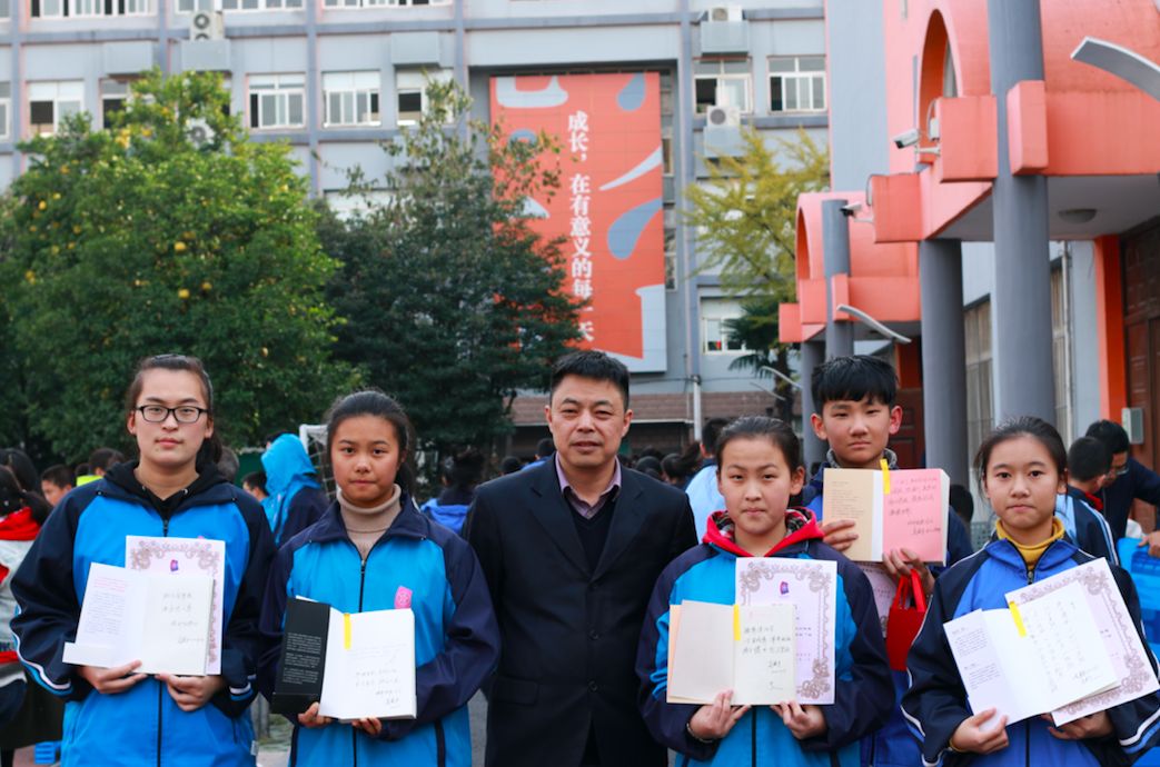 配套"拼搏足球课程,景芳中学安排足球外教每周进小学.