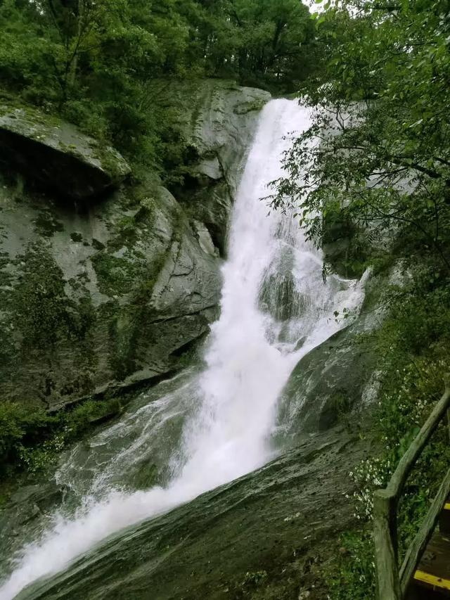 九曲三叠瀑,瀑瀑相连,九曲回环,如巨龙降临,激越"虎吼雷鸣.