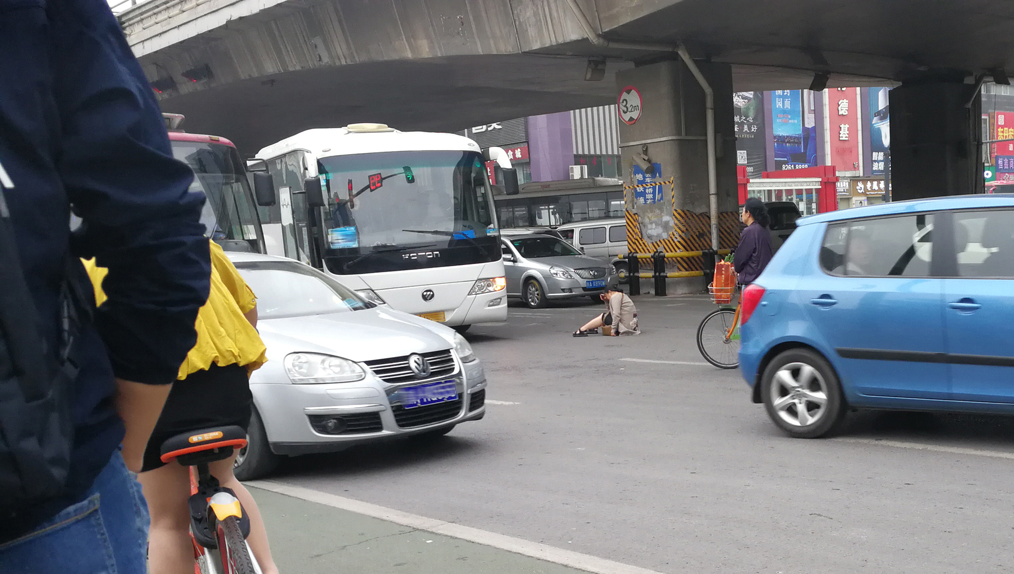 今天早上七点多西安通化门十字路口发生车祸惊动了救护车