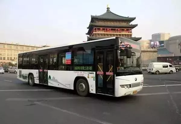 2014年,西安,经过钟楼的公交车.