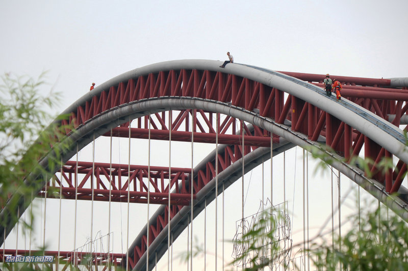 此时此刻|一男子站在绵阳涪江三桥拱顶!要跳河?