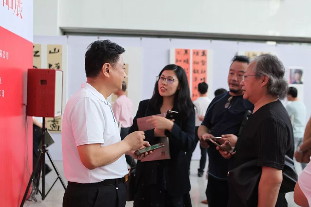 深圳技术大学副教授,市女书协副主席徐磊女士接受采访深圳市书协顾问