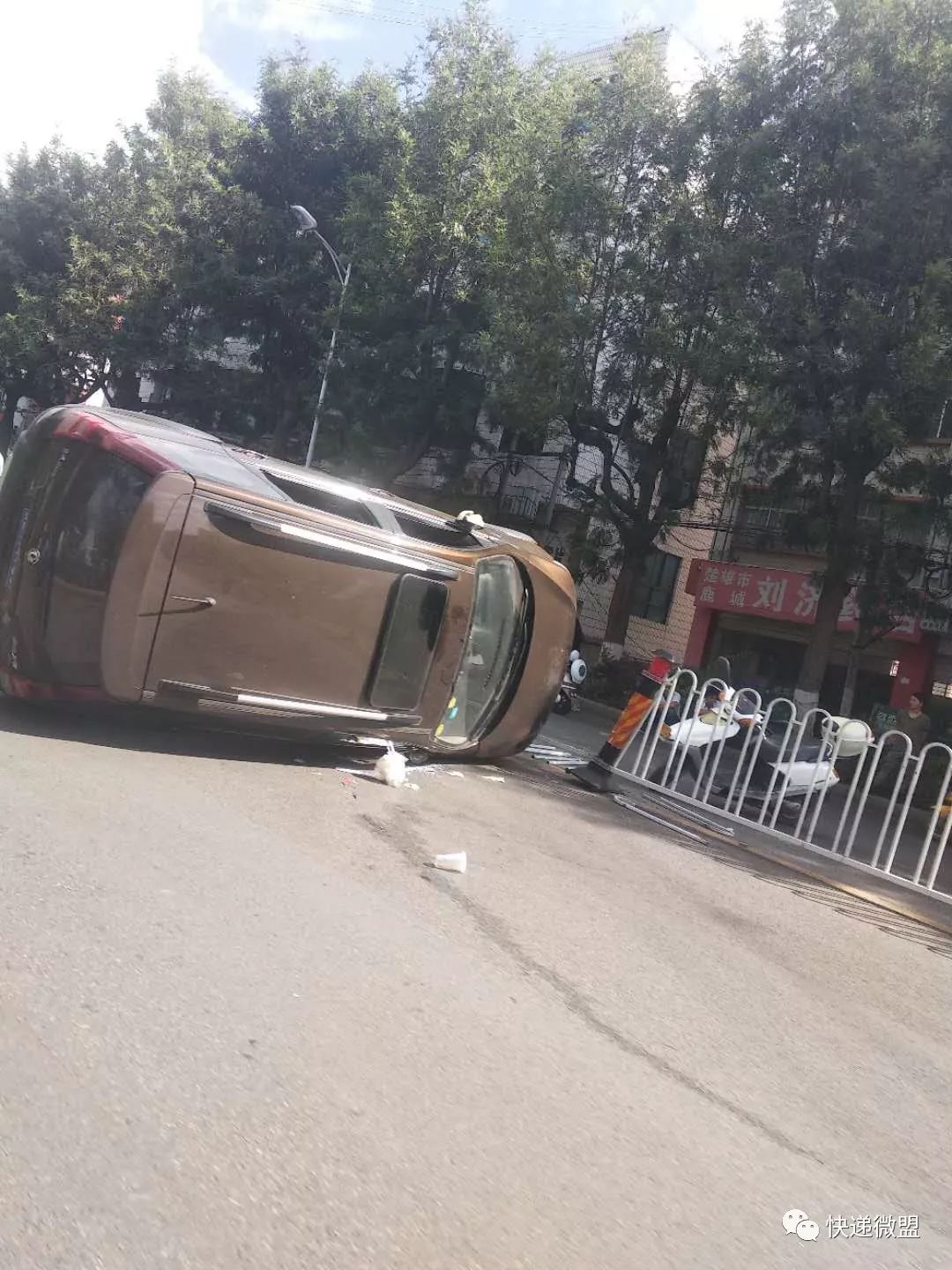 【交通事故】楚雄南门坡路段再发车祸,一辆suv撞倒隔离栏侧翻于路面