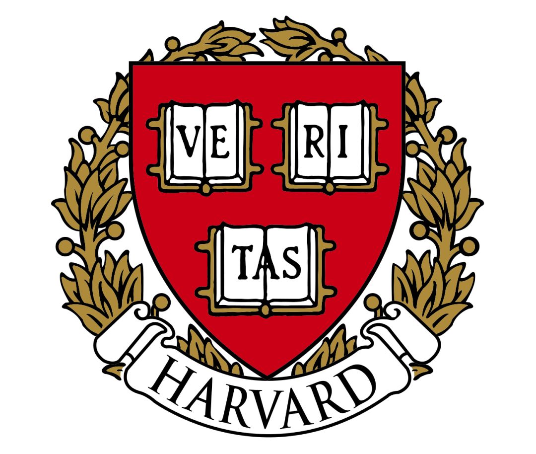 哈佛大学校徽几乎出现在所有场合——各种建筑的门楣,讲坛,旗帜,服装.