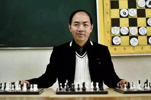 叶荣光,不仅是中国国际象棋历史上的第一位男子特级大师,也是拿过全国