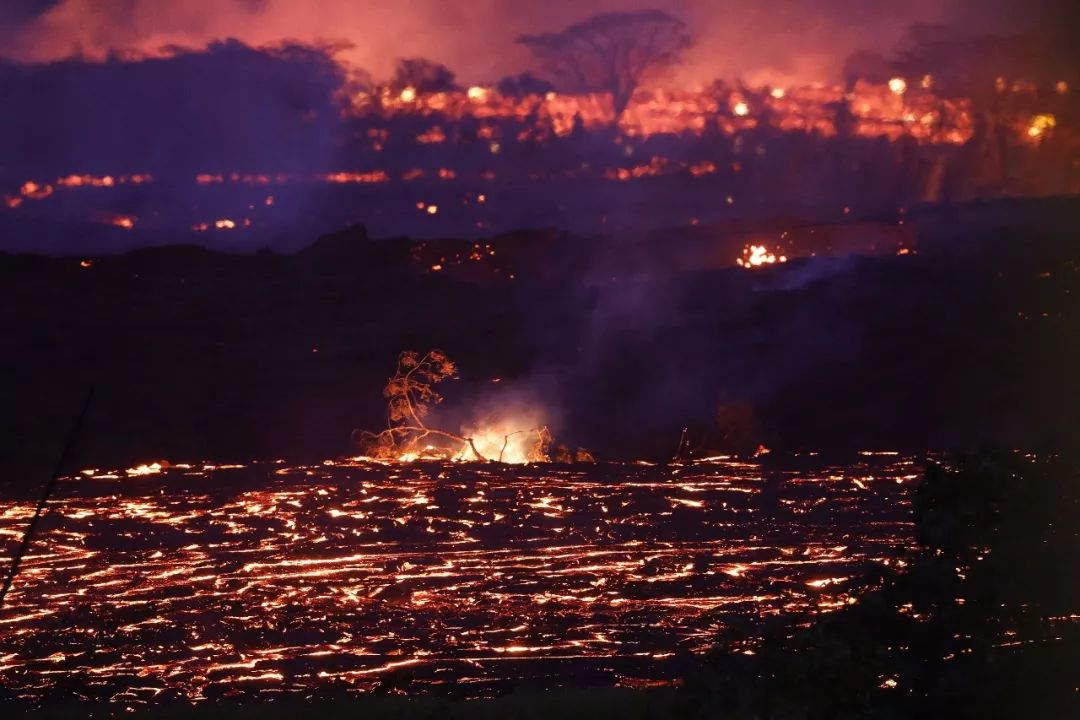 夏威夷火山熔岩流入太平洋 形成毒蒸汽云!