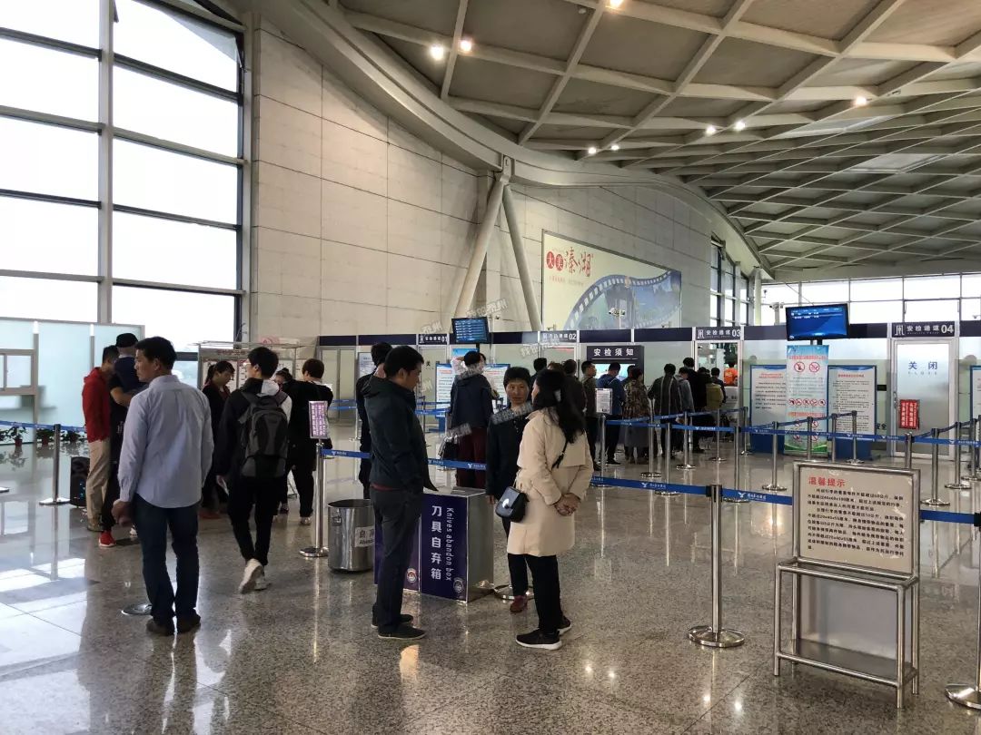 截至当晚21时,扬州泰州国际机场仍在关闭中.据了解,这架冲出