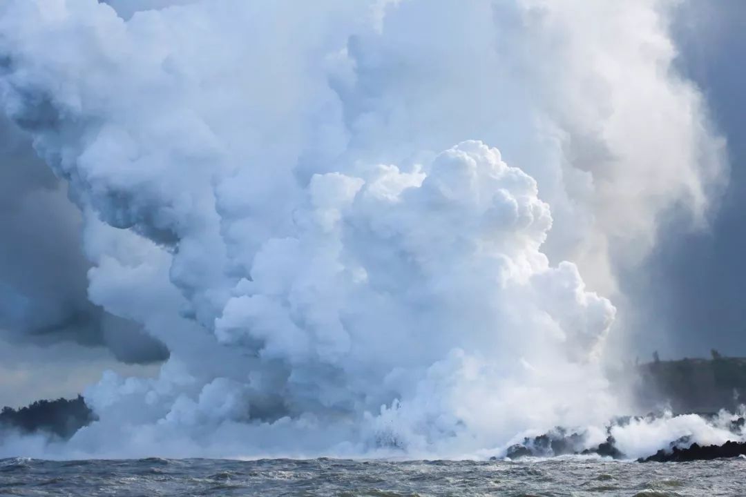 夏威夷火山熔岩流入太平洋 形成毒蒸汽云!