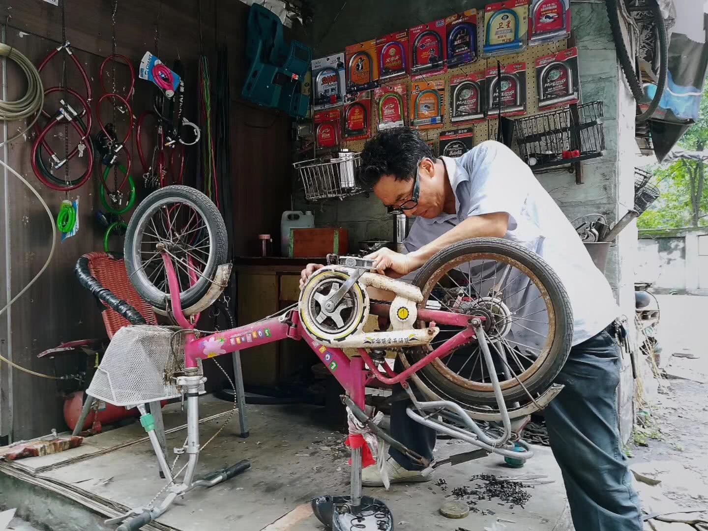 自行车修理工正在车间里修理自行车照片摄影图片_ID:315874198-Veer图库