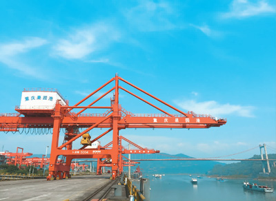 重庆果园港已成为中国内陆最大的多式联运枢纽港口.图为果园港岸桥.