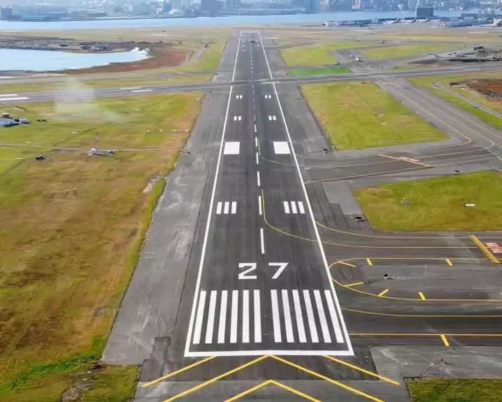 飞机 保证乘客和货物的安全 今天小安安就给大家介绍一下机场跑道线的