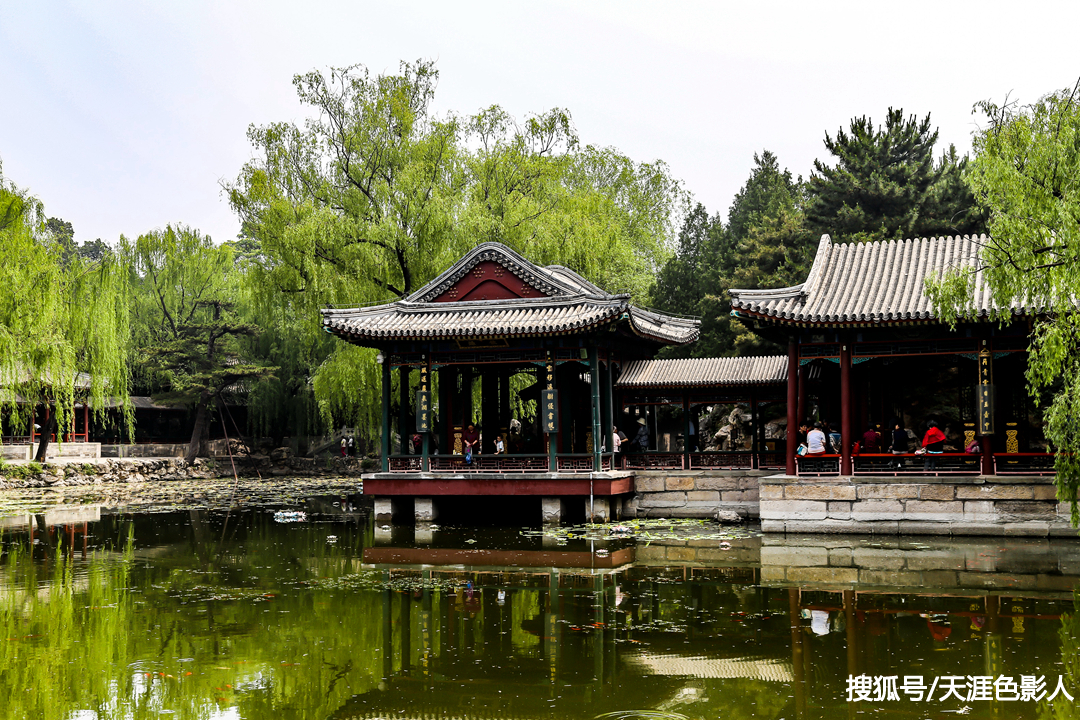 游览颐和园里的谐趣园,仿佛置身于江南园林的
